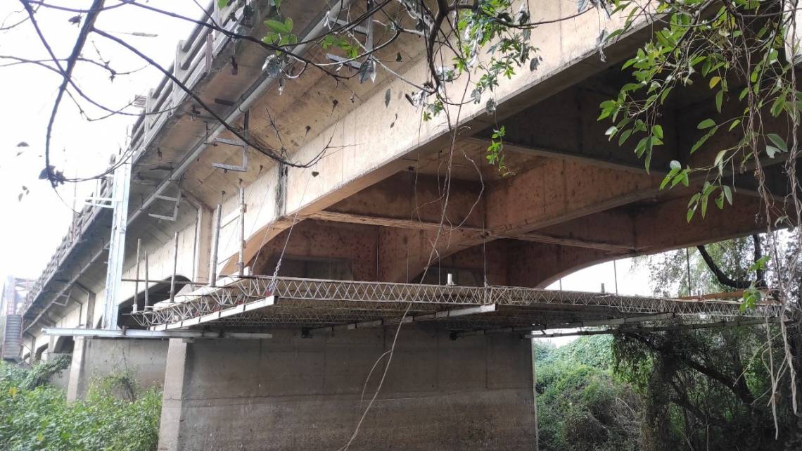 Parte de la estructura de andamios montada bajo el puente. (Foto: Prensa VN)