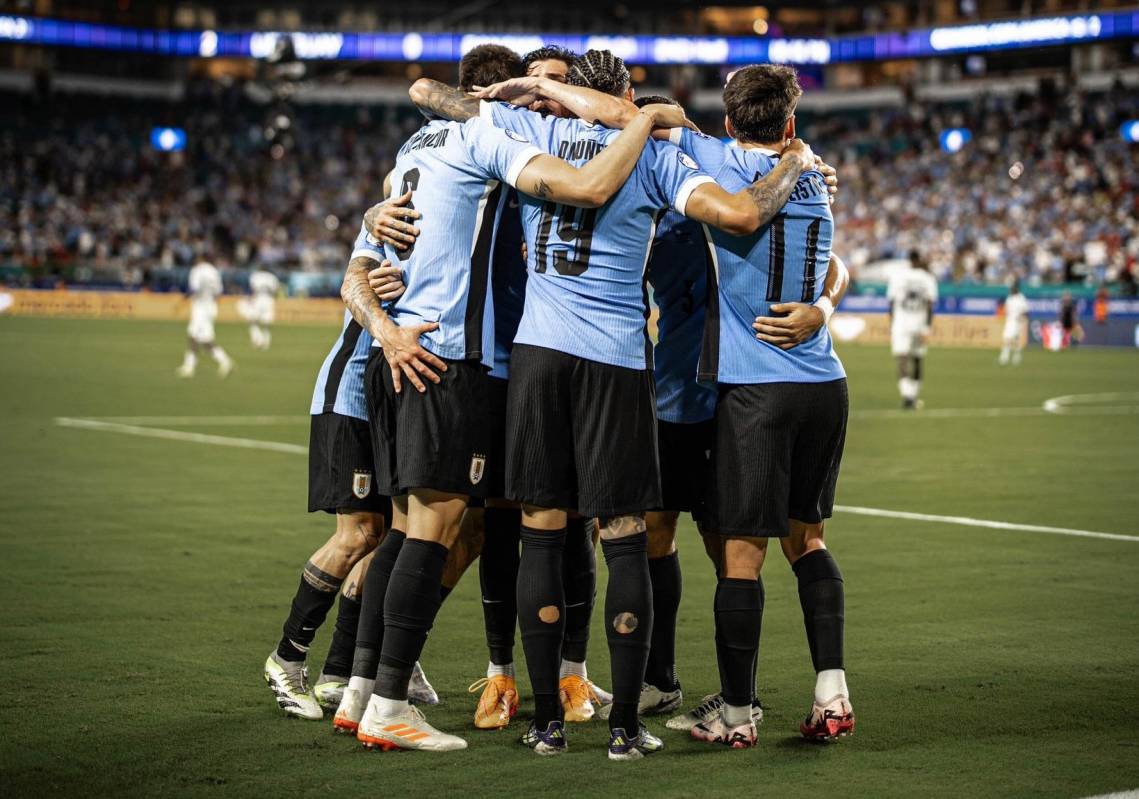 El Uruguay de Bielsa debutó con un triunfo frente a Panamá