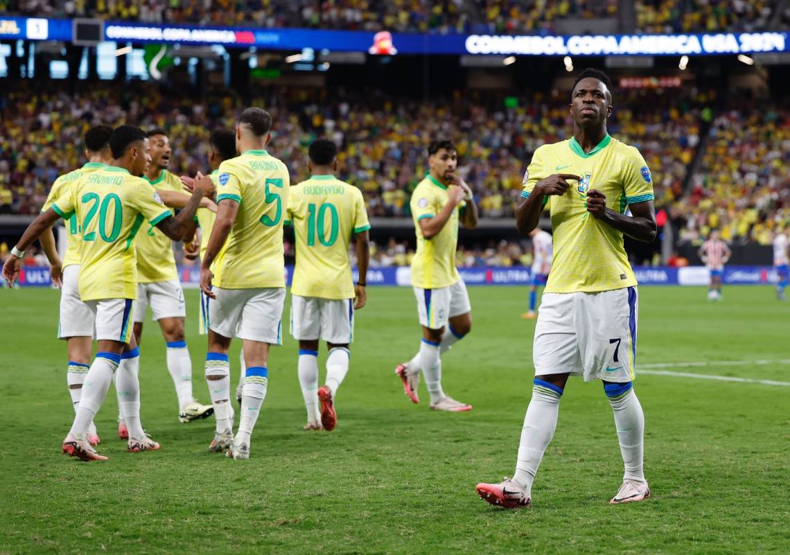 Brasil goleó 4-1 a Paraguay y quedó a un paso de los cuartos de final