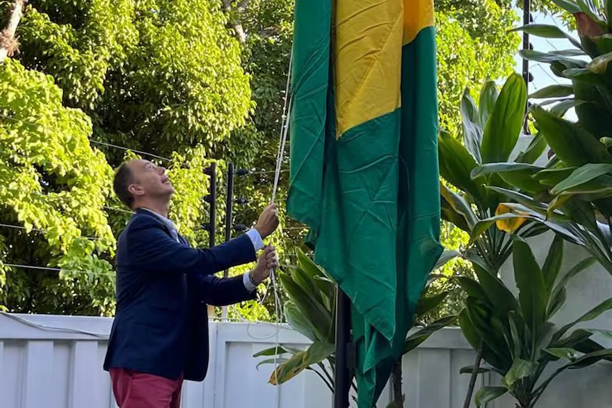 Izan la bandera de Brasil en la residencia de la embajada de Argentina en Caracas. (Foto: La Nación)