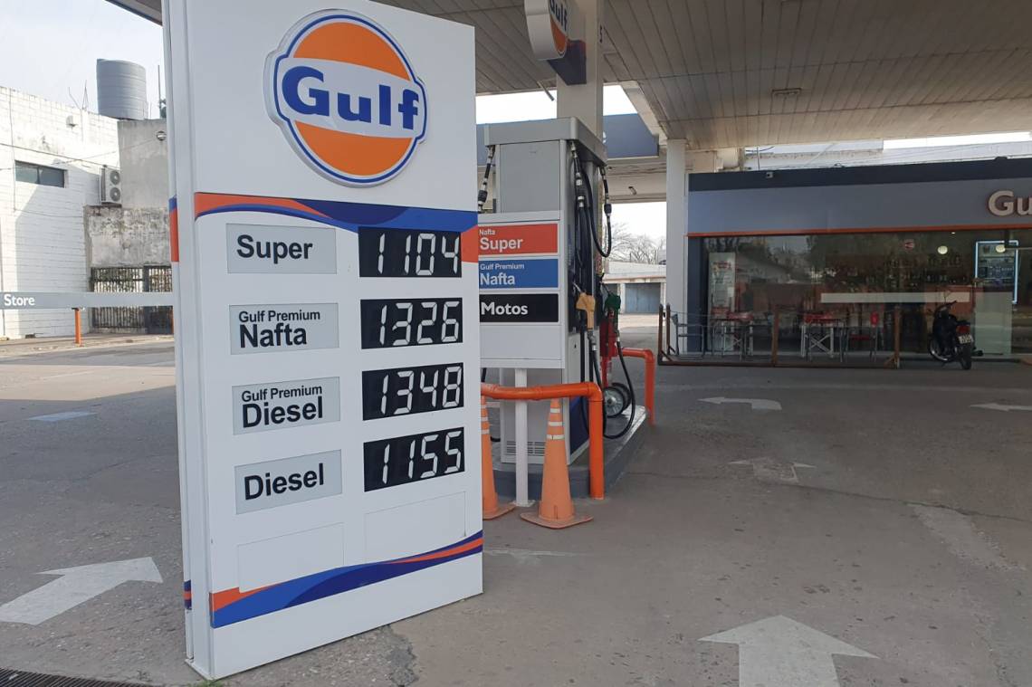 Los nuevos precios de la petrolera Gulf, en la tradicional estación de las cinco esquinas. (Foto: STD)