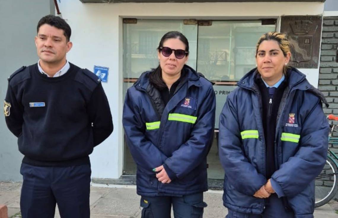 El suboficial de la APSV y las inspectoras de Policía Municipal. (Crédito: @marianoelveo)