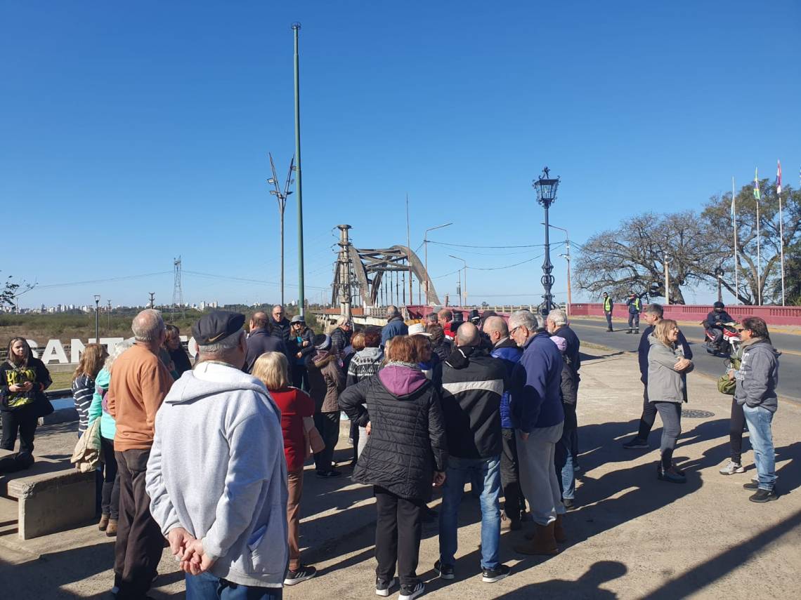 Escasa participación de vecinos y comerciantes en la manifestación por el puente Carretero