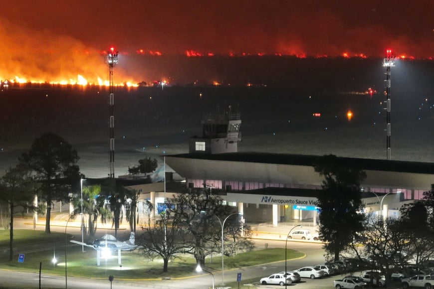 Impresionante incendio en el predio del Aeropuerto de Sauce Viejo