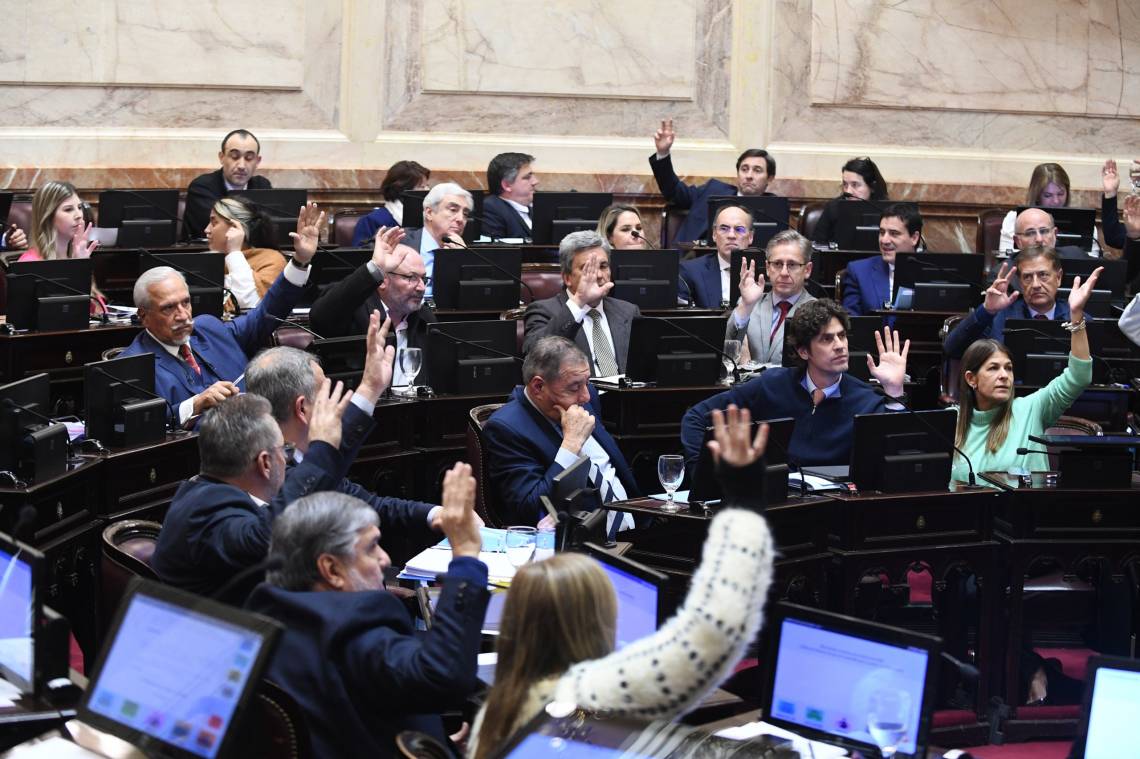 Tras las críticas, los senadores decidieron dar marcha atrás con el aumento a 9 millones de pesos de las dietas. (Foto: Senado)