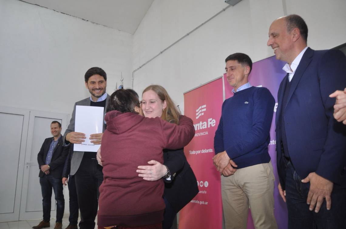 Este miércoles por la tarde, el Gobierno provincial entregó escrituras a 16 familias de nuestra ciudad. (Foto: GSF)