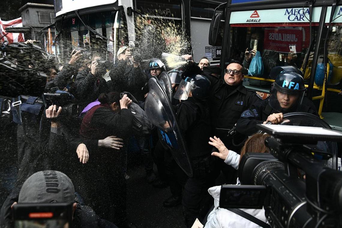 La Policía Federal reprimió este miércoles a un grupo de jubilados y jubiladas que movilizaban frente al Congreso de la Nación. (Foto: Federico Imas - Prensa Obrera)