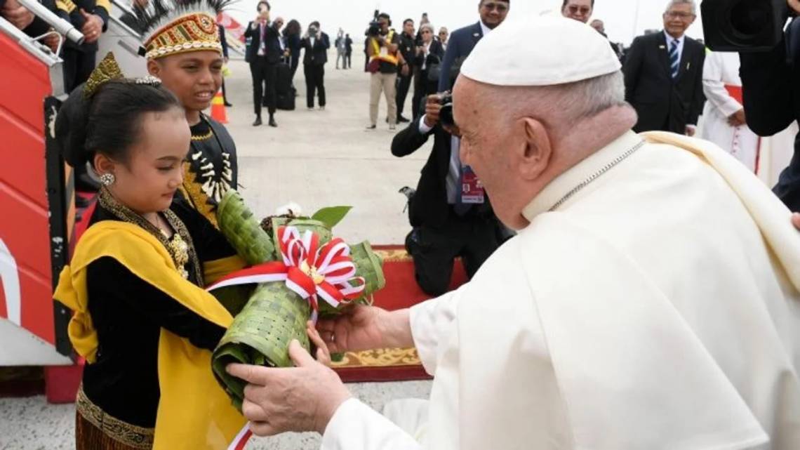 Dos niños con trajes tradicionales le ofrecieron flores apenas descendió del avión. 