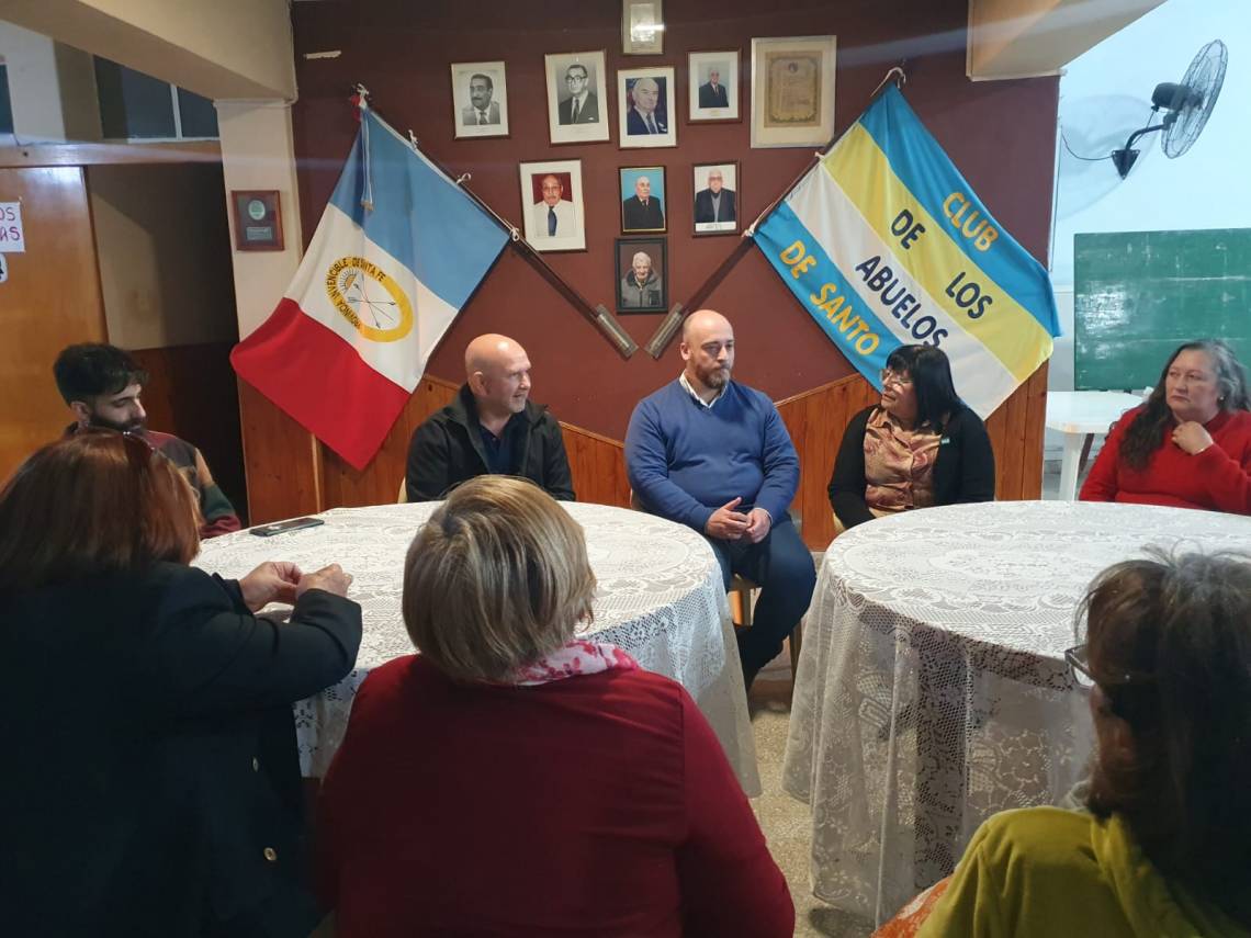 Mario Montenegro y Segio Basile, durante la visita al Club de los Abuelos. (Foto: STD)