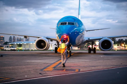 El vocero presidencial, Manuel Adorni, aseguró que el Gobierno recortó 1500 empleados de la empresa Aerolíneas Argentinas. (Foto: NA)