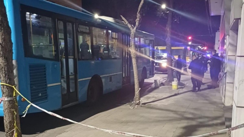 uatro disparos dieron contra el lateral derecho de la unidad. (Foto: Rosario 3)