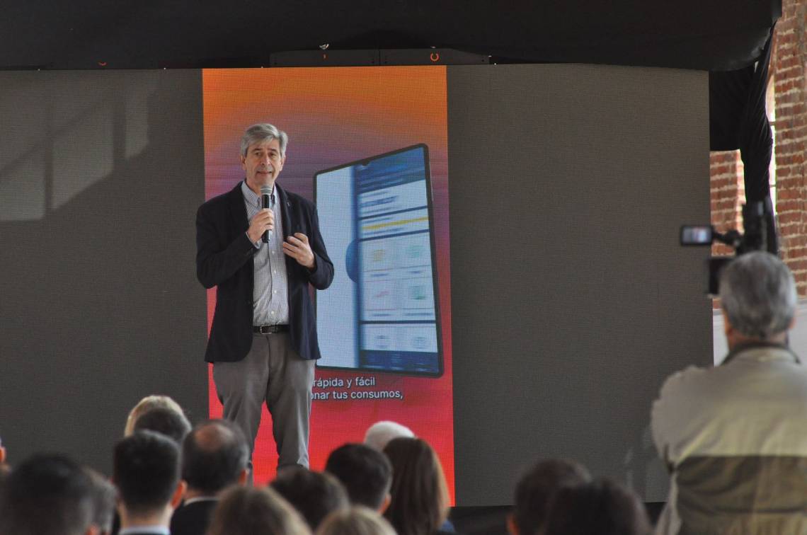 El presidente del directorio de la EPE, Hugo Marcucci, en la presentación de la nueva aplicación para teléfonos celulares. (Foto: GSF)