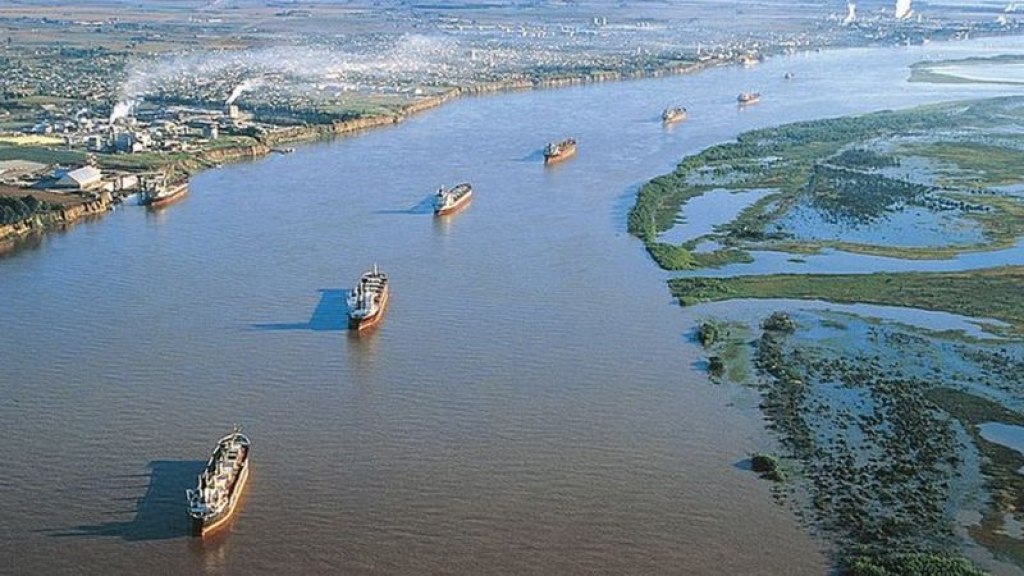 Hidrovía Paraná-Paraguay, la autopista fluvial por donde salen las riquezas del suelo nacional al exterior.