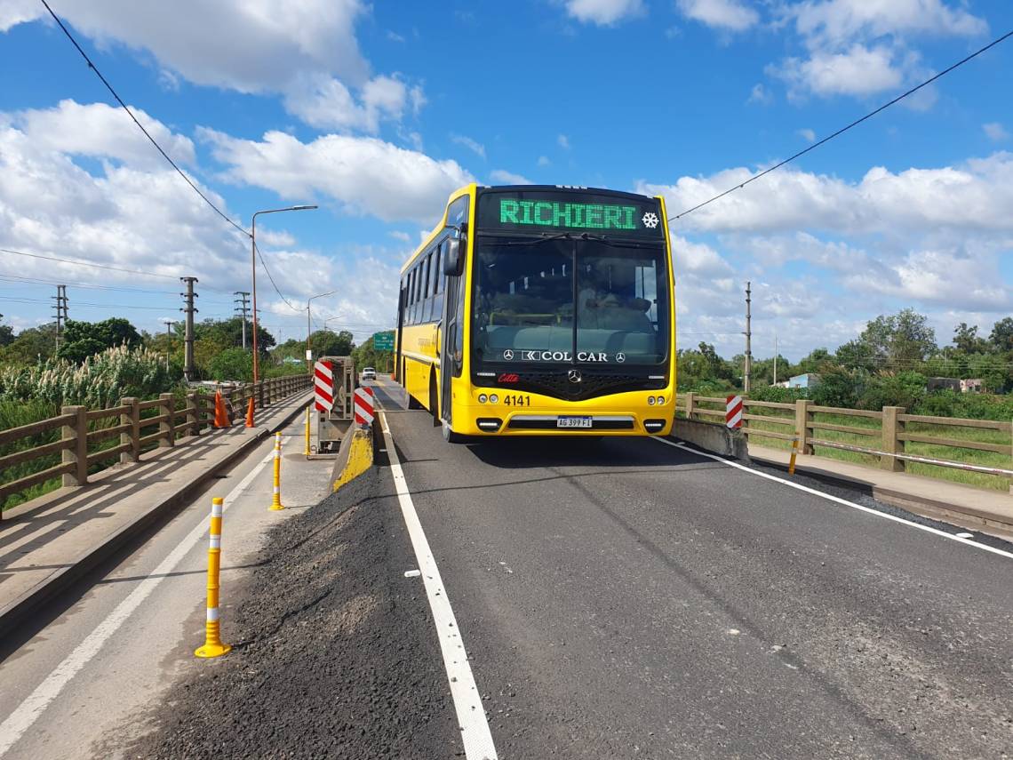 Desde este martes, colectivos y demás vehículos habilitados vuelven a circular por el puente Carretero