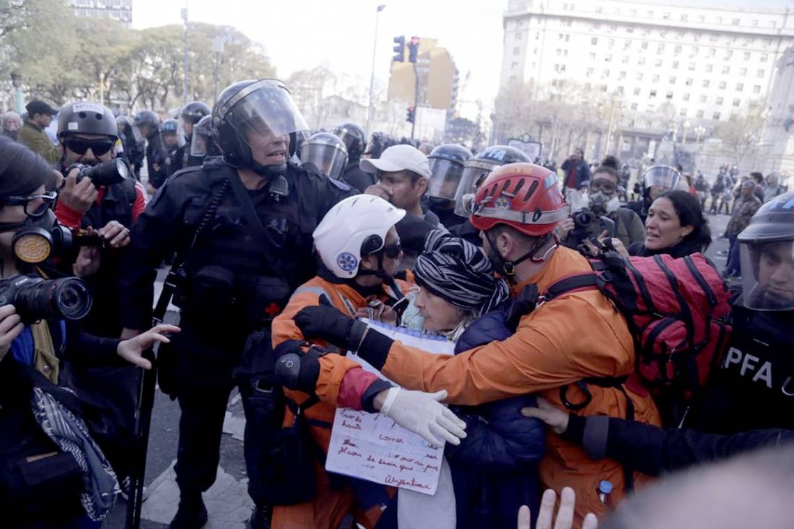 Represión en el Congreso tras el veto al aumento para los jubilados. (Foto: Edgardo Gómez)