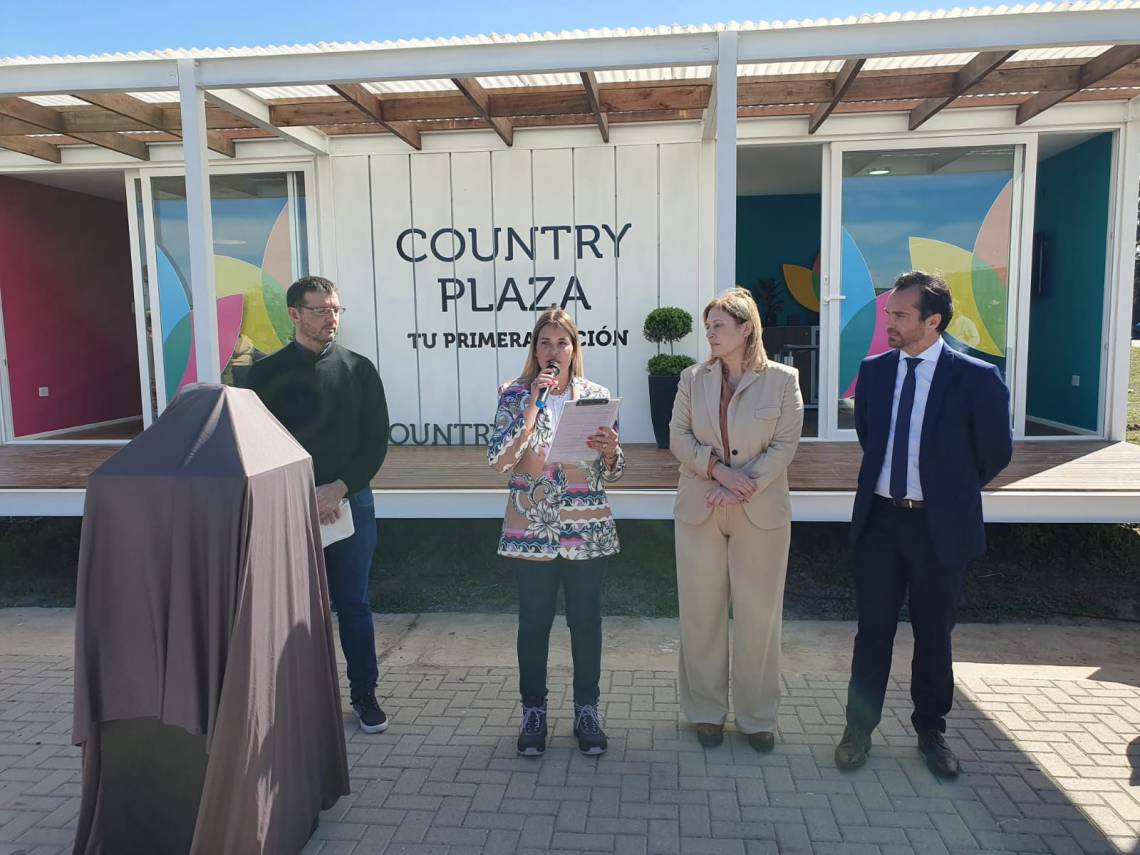 Descubrieron la piedra fundacional de Country Plaza, un ambicioso centro comercial que se construirá junto a la autopista