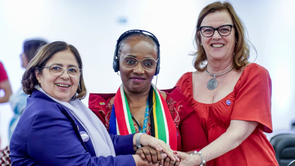 Las brasileñas Cida Gonçalves y María Helena Guarezi, y la ministra de la Mujer de Sudáfrica, Sindisiwe Chikunga (centro), tras la declaración del G20.