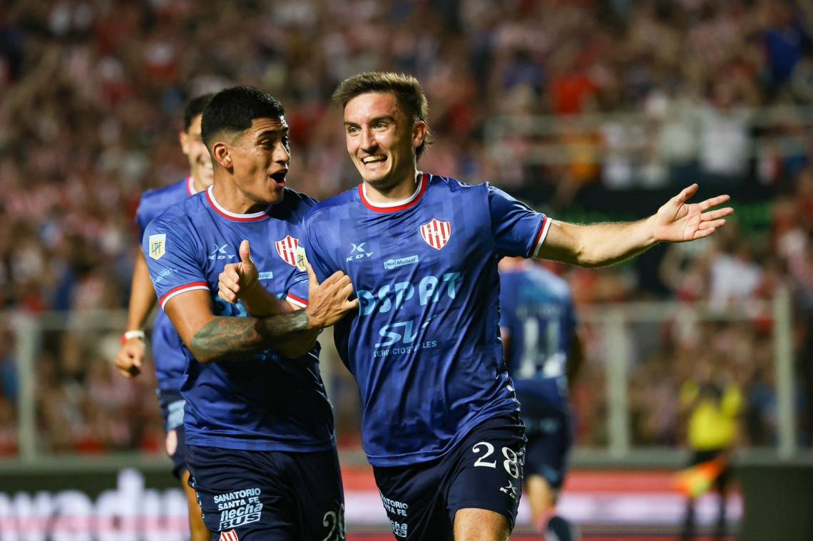 Unión festejó ante Newell's, quedó tercero y no se baja de la pelea