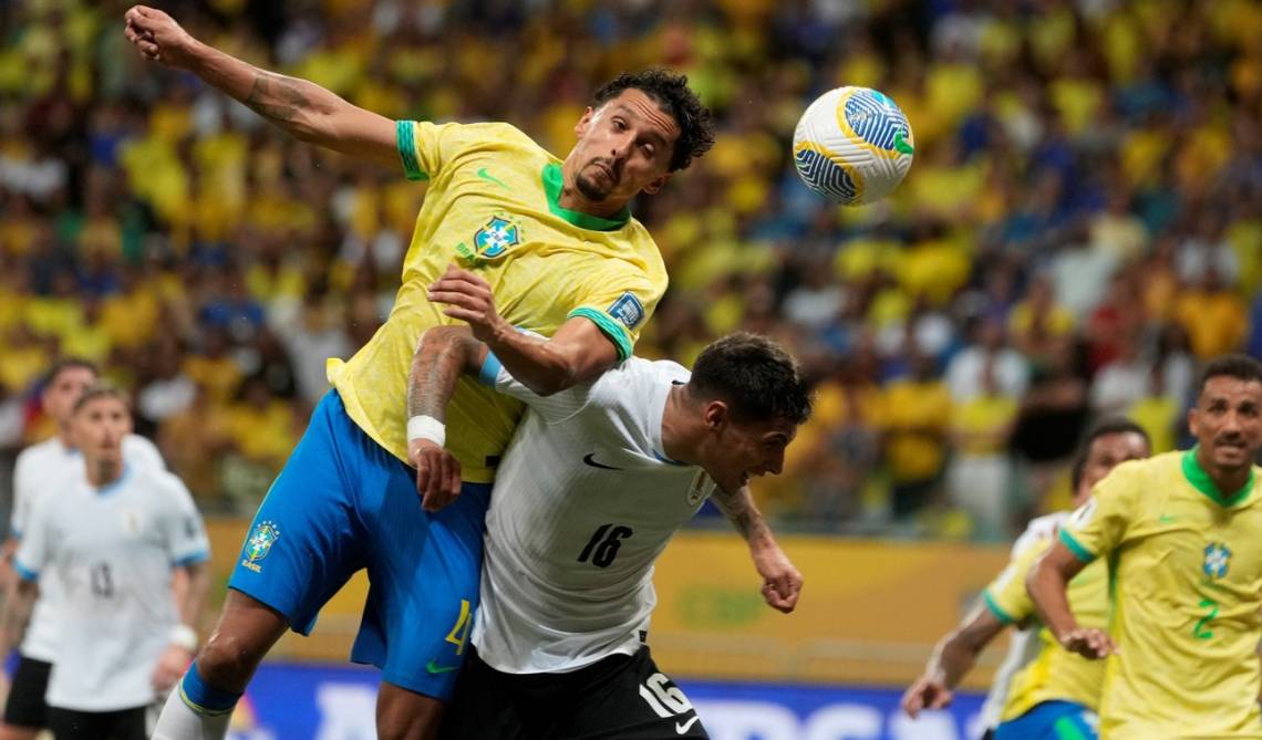 Marquinhos y Mathias Olivera luchan por el balón. (Foto: AP)