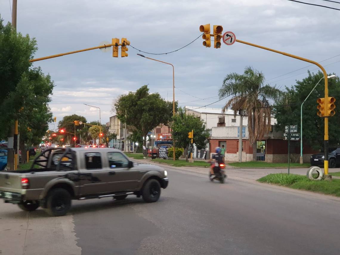 Avenida Luján: la onda verde no funciona y cuatro semáforos están fuera de servicio