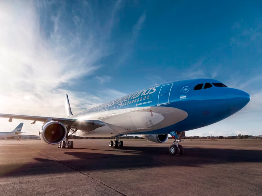 Camino a la privatización: Aerolíneas Argentinas firmó un acuerdo histórico con una empresa aérea regional