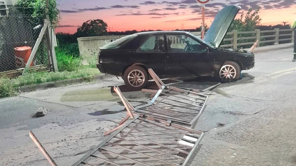 Pese al corte total, intentó pasar por el puente Carretero y chocó las vallas instaladas en el acceso