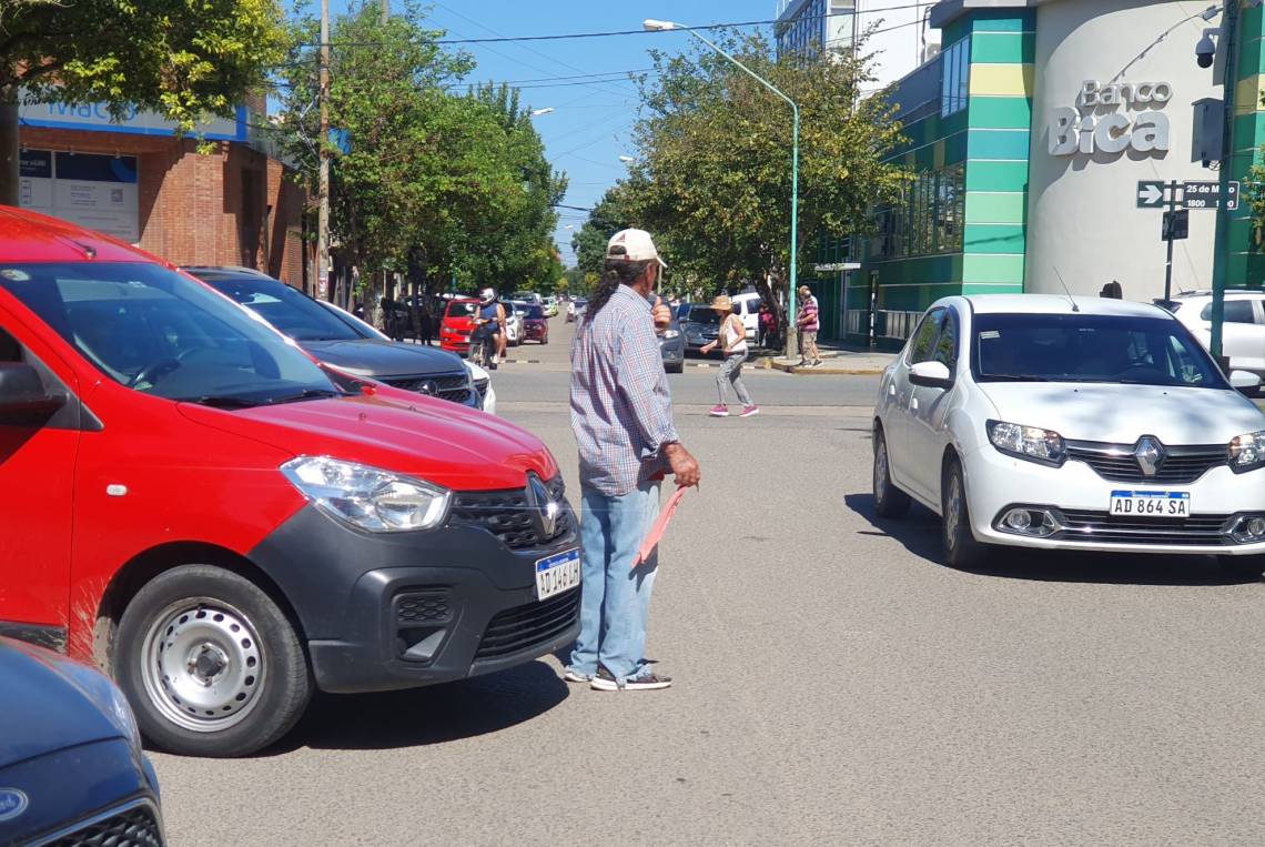 Sancionaron una ordenanza que prohíbe la actividad de cuidacoches y limpiavidrios en nuestra ciudad