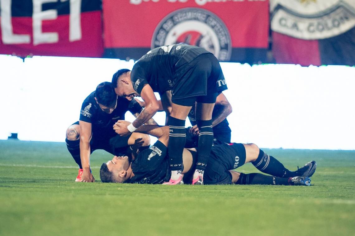 Gigliotti, golpeado por el arquero en la jugada del gol, celebra el 1 a 0 en el piso. 