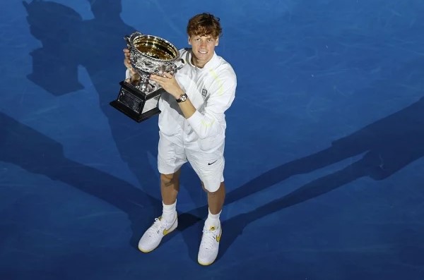 Jannik Sinner aplastó en tres sets a Alexander Zverev y se consagró campeón del Abierto de Australia. (Crédito: AUOpen)