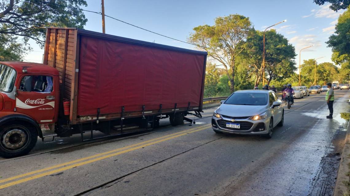 Demoras en el Puente Carretero por un camión que perdió dos ruedas traseras.