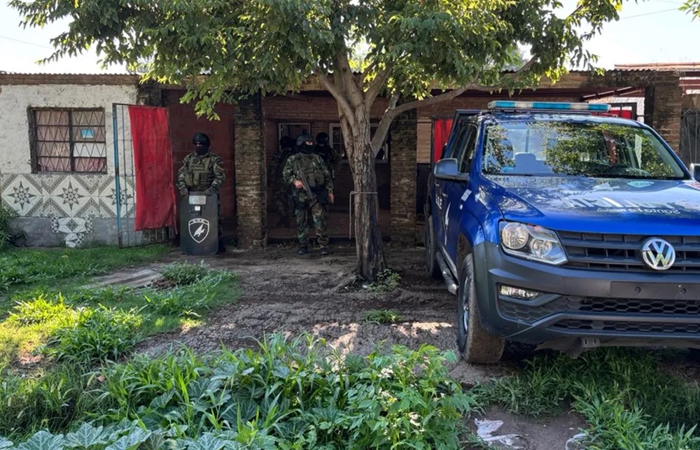 Operativo policial en Adelina Este: secuestro de elementos y detenciones.