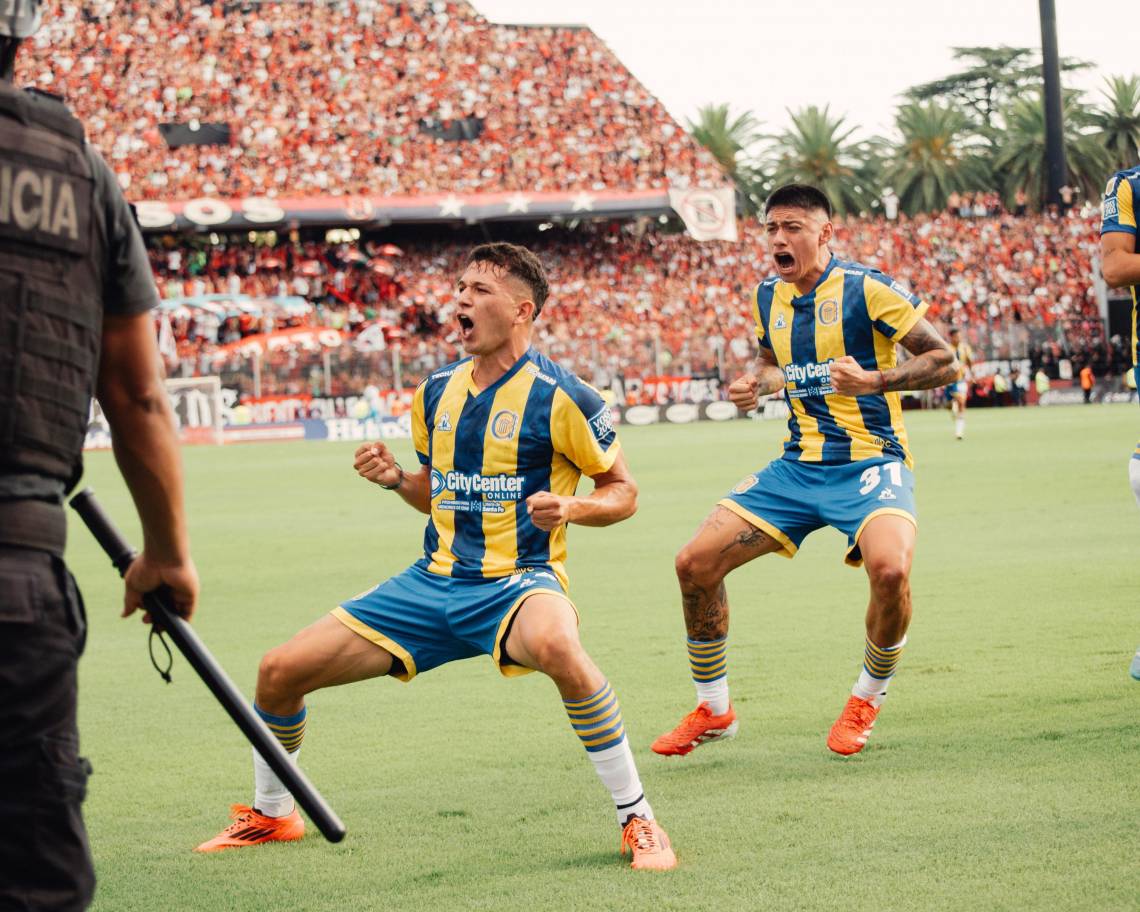 Gaspar Duarte festeja con alma y vida el primer gol del partido. (Foto: CARC)