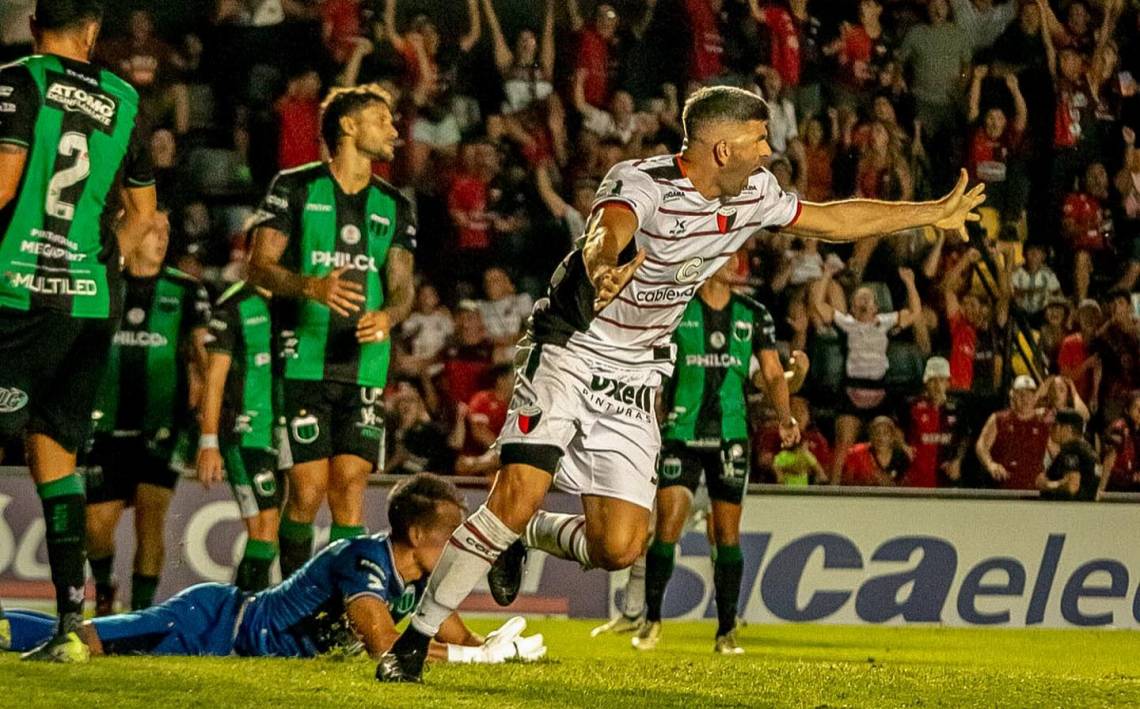 Colón se impuso 2-1 a Nueva Chicago y consiguió su primera victoria del torneo