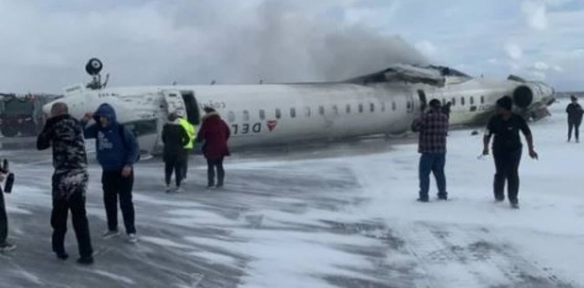 Toronto: un avión volcó durante el aterrizaje y hubo 17 heridos.