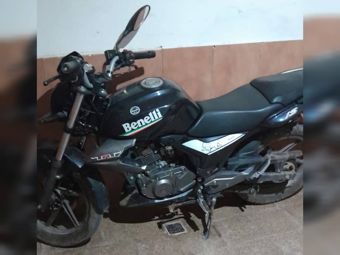 Agentes hallaron una moto oculta entre los pastizales con pedido de secuestro.