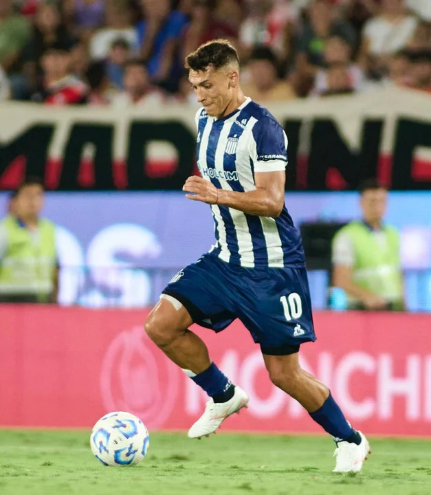 Rubén Botta avanza con la pelota.