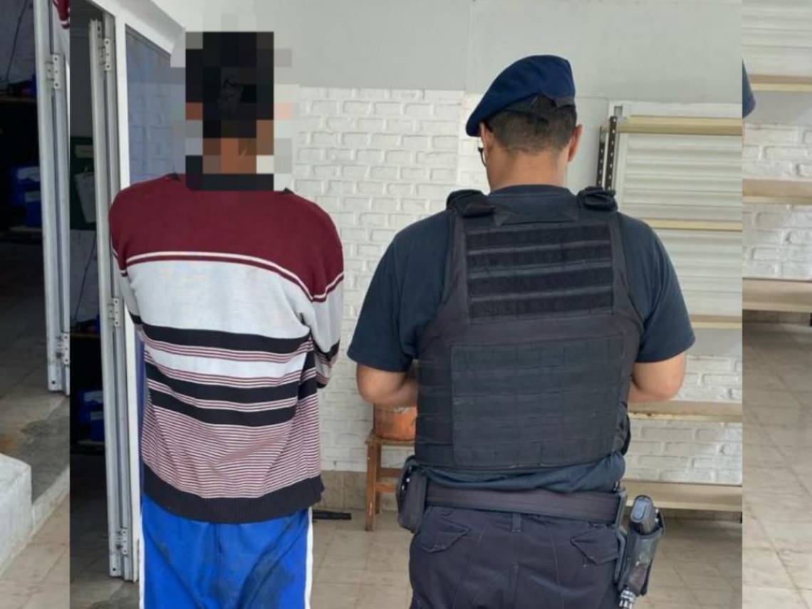 El joven detenido, al llegar a la dependencia policial. 