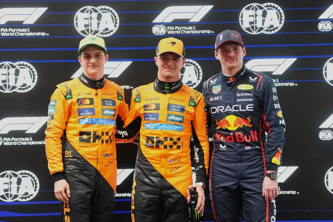 Norris (centro), Piastri (izquierda) y Verstappen (derecha), los tres mejores de la clasificación en Australia.