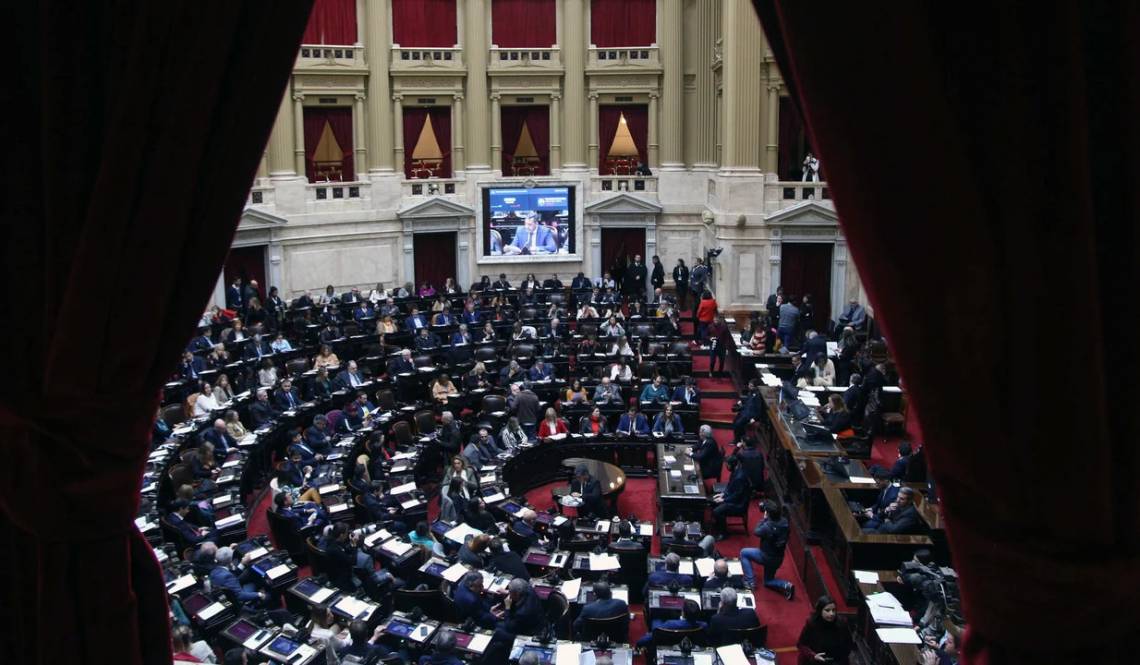 En medio de gritos sesiona la Cámara de Diputados para tratar el DNU sobre el FMI.