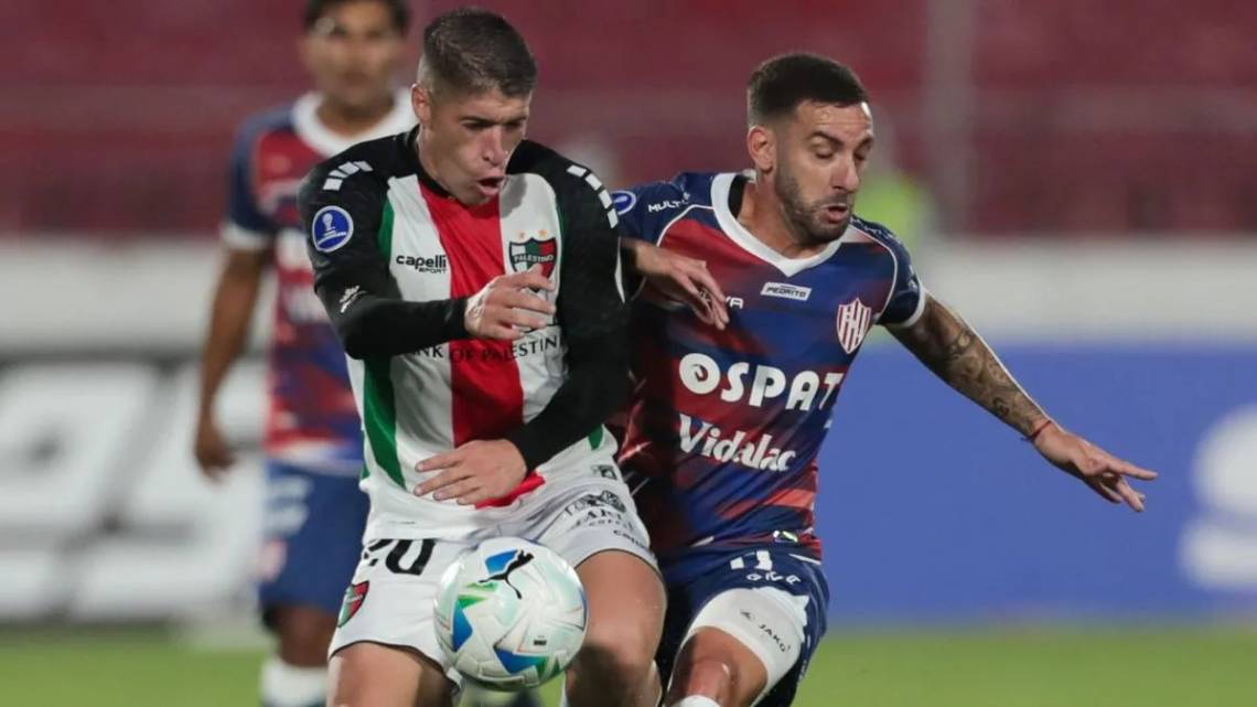 Ham disputa el balón. Luego se iría expulsado.