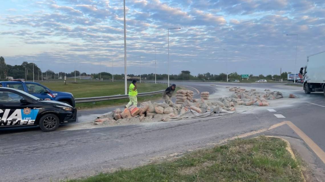 Un camión perdió la carga y quedaron bolsas de cemento sobre Autovía 19.