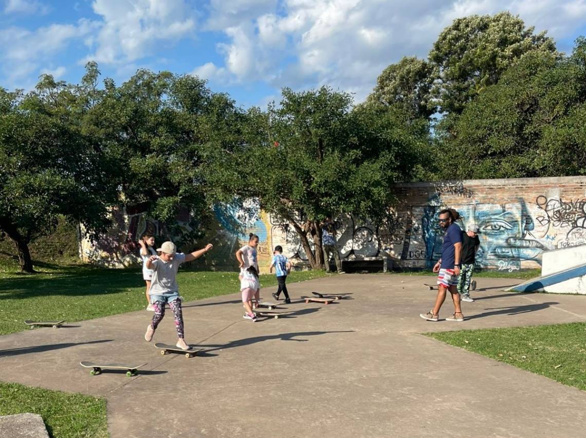 Comenzaron las clases gratuitas de skate para niños