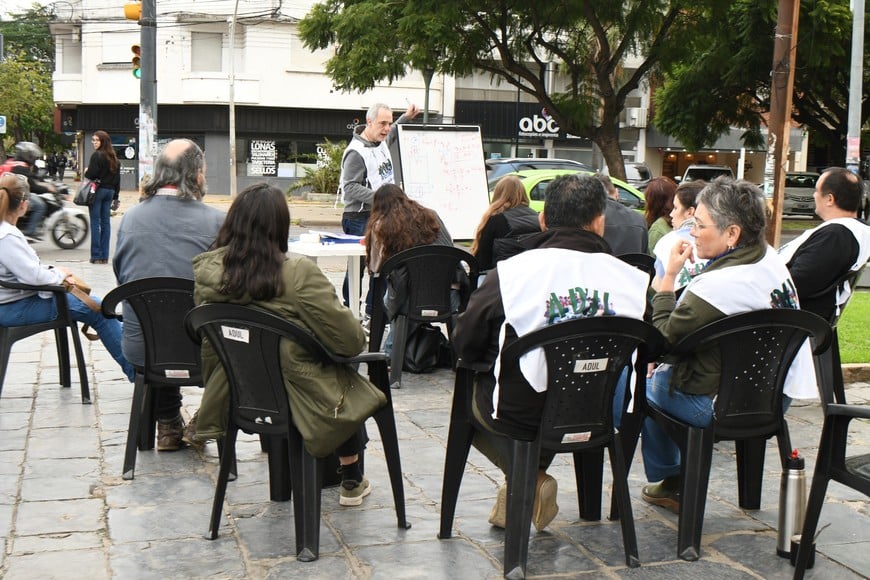 Clases públicas frente al Rectorado de la UNL. (Crédito: Luis Cetraro - El Litoral)