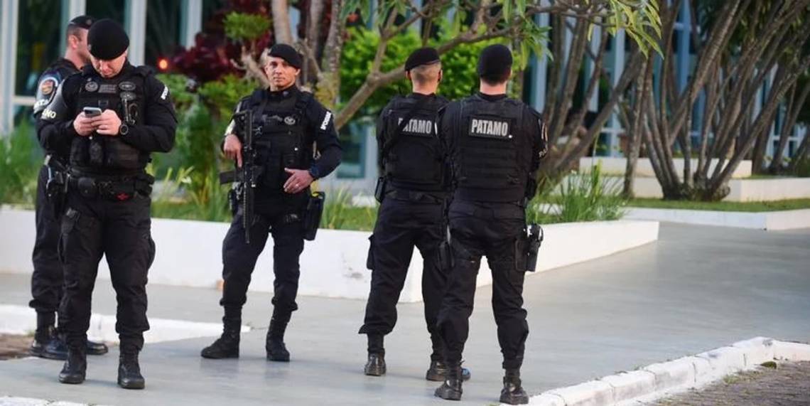 La policía custodia el lugar de la amenaza en Brasilia.