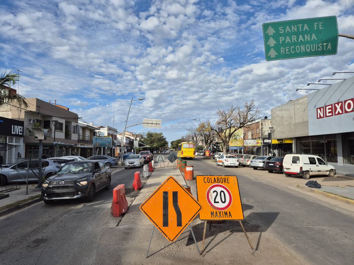 Se extiende la reducción de carril en Avenida 7 de Marzo por las obras en las cinco esquinas
