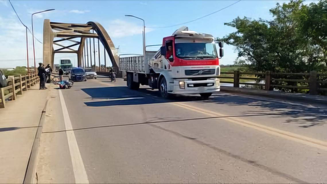 Sigue grave la mujer de 50 años que se accidentó en el puente Carretero