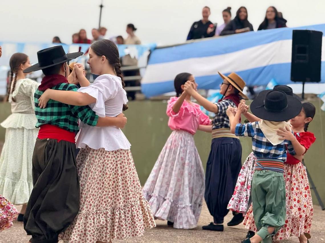 Con representaciones artísticas, se celebró un nuevo aniversario de la Revolución de Mayo. (Foto: MST)