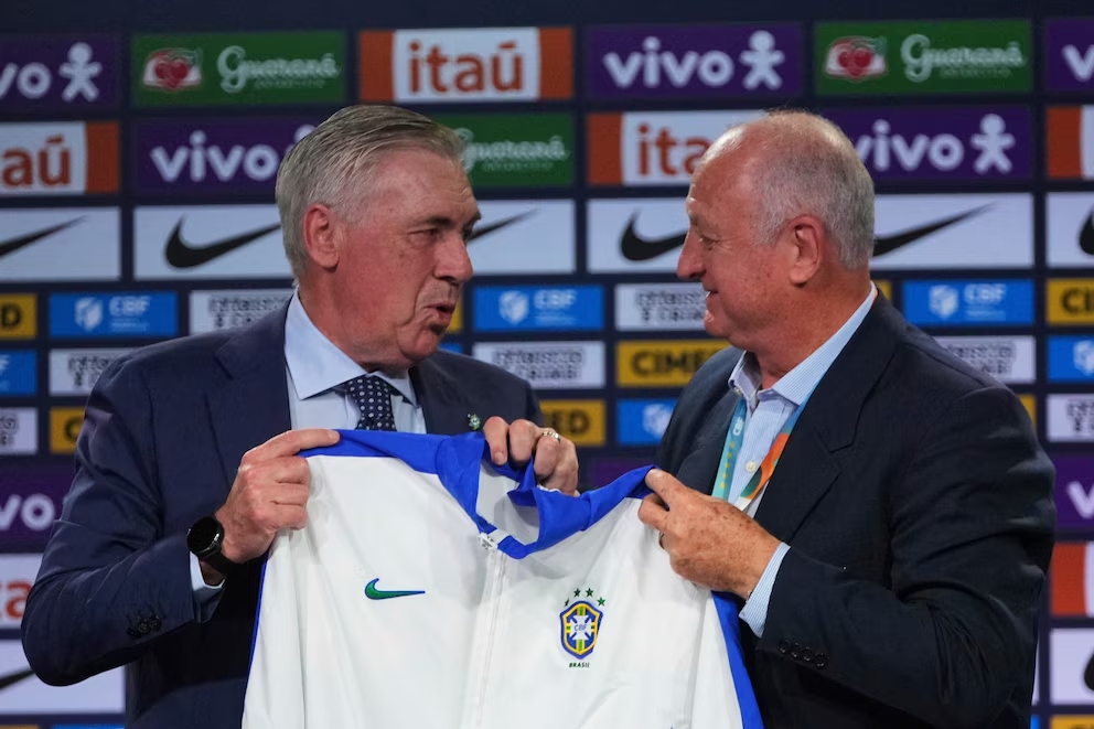 Luiz Felipe Scolari le entregó el buzo de Brasil a Carlo Ancelotti (AP Foto/Silvia Izquierdo)