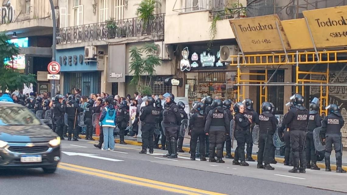 Tensión y represión en el abrazo simbólico al Instituto Nacional del Teatro