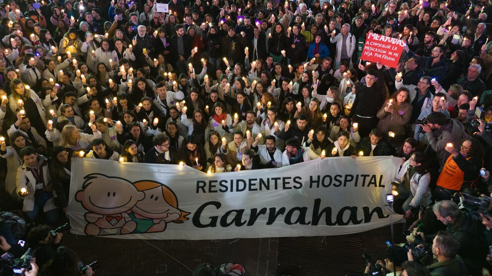 Protesta del Garrahan: residentes y trabajadores marcharon con velas por salarios dignos